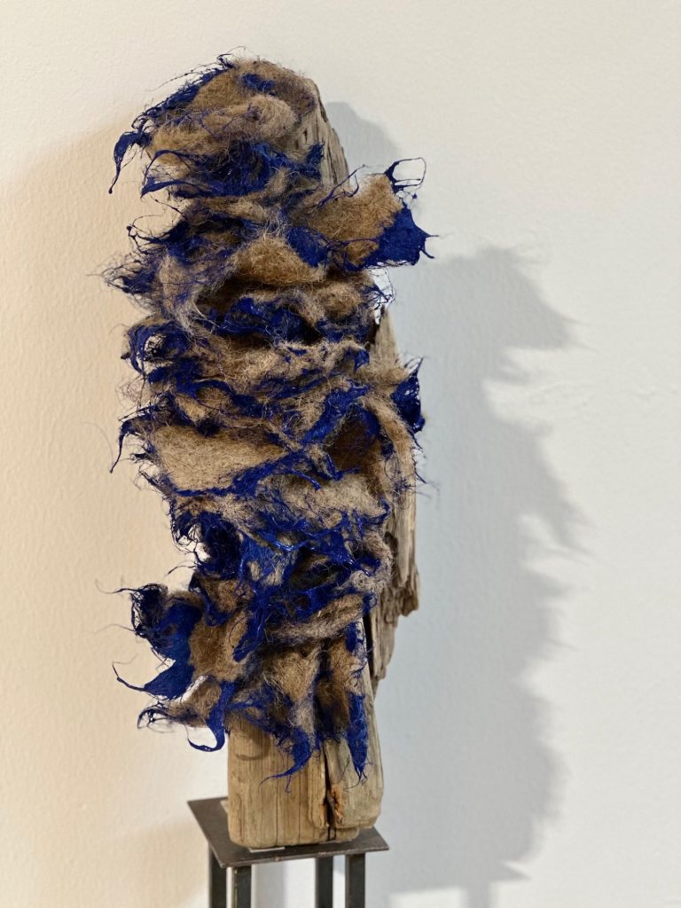 Schattenspiel. Jute, Acryl auf Treibholz. 30x10 cm.