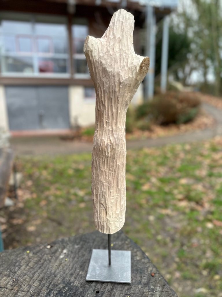 Domenica. Treibholz auf Skulpturenständer. 50 cm hoch.