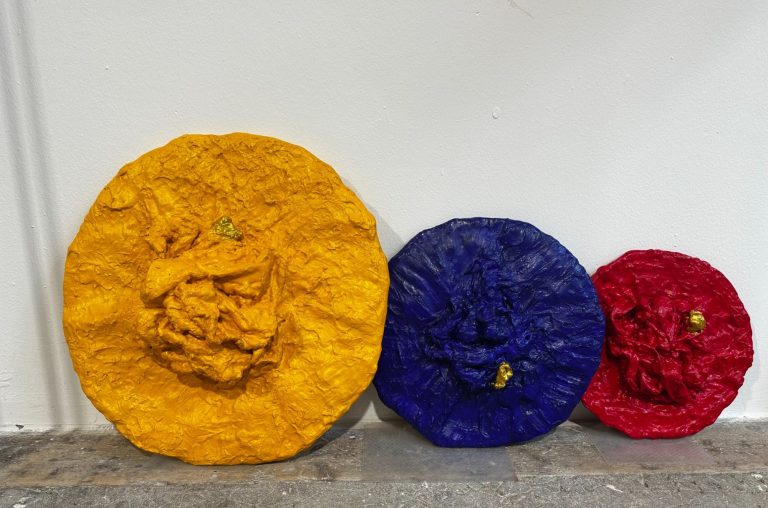 In voller Blüte. Mixed Materials. von 10 bis 30 cm Durchmesser.