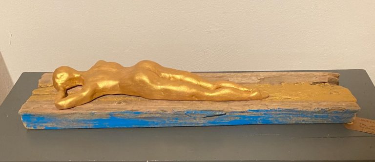 Sonnendeck. Ton auf Treibholz. 60 cm breit.