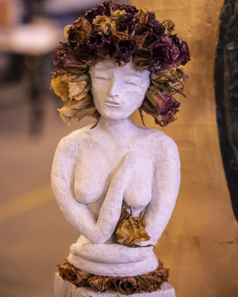 Rosalie. Ton mit echten Rosen. 30 cm hoch.