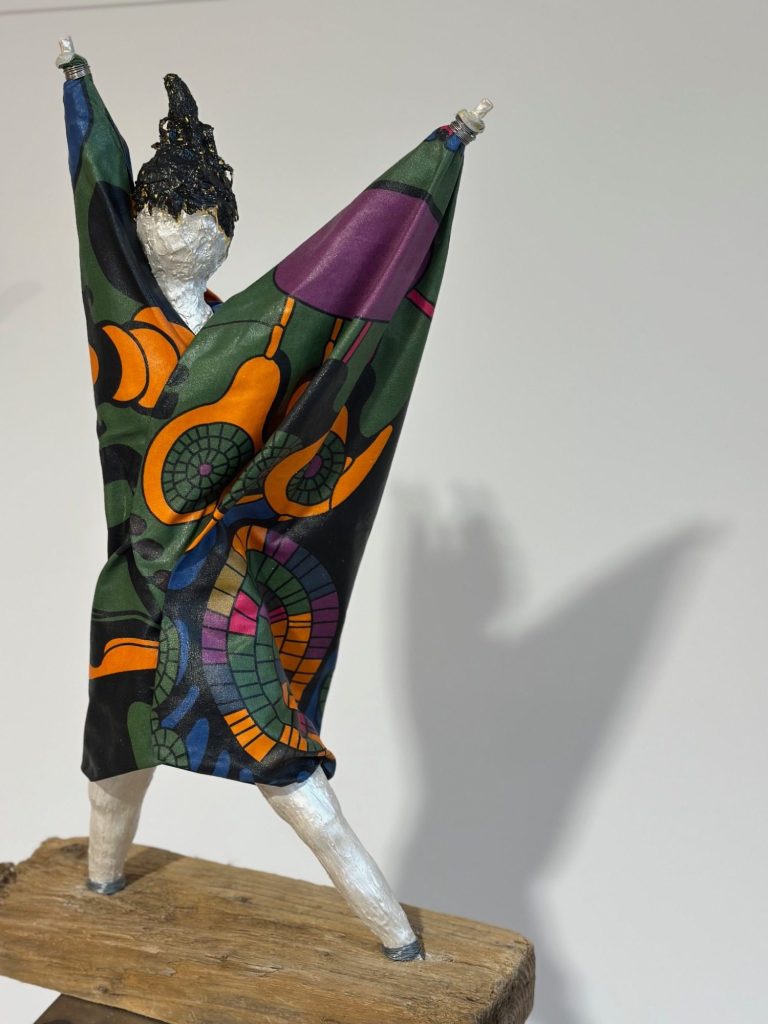 Mary tanzt. Mixed Materials auf Treibgut. 40 cm hoch.