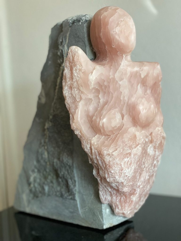 Angie. Rosenquarz an Speckstein. 20x30 cm.