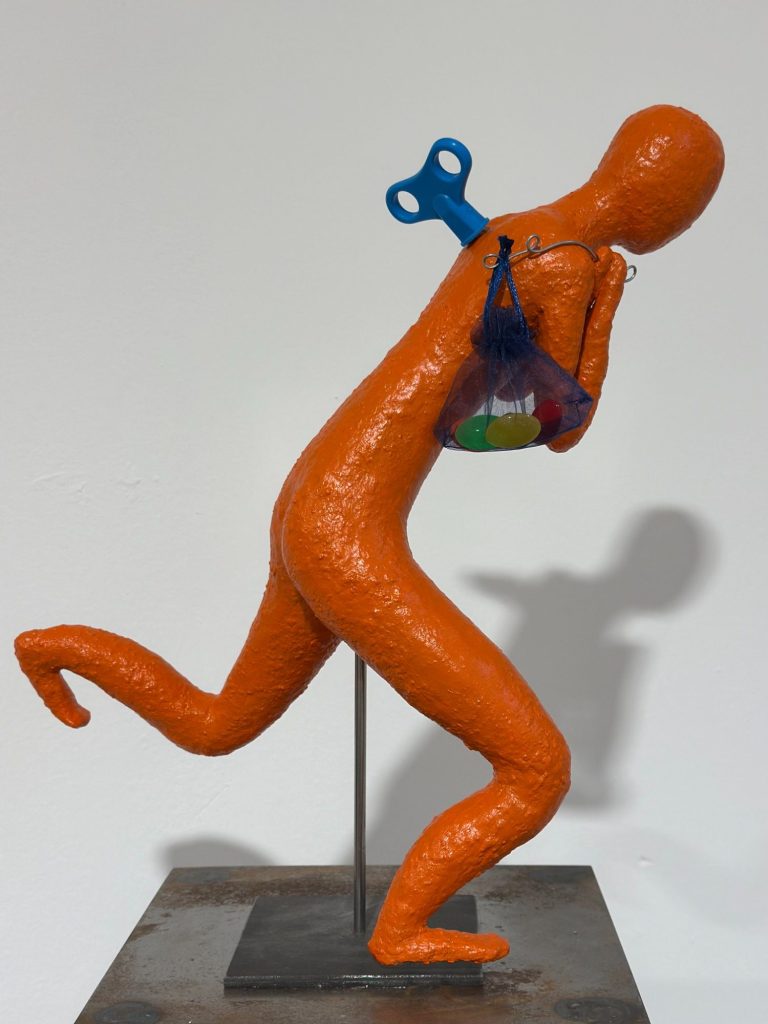 Lebensfarben. Ton, mixed materials. 40 cm hoch.