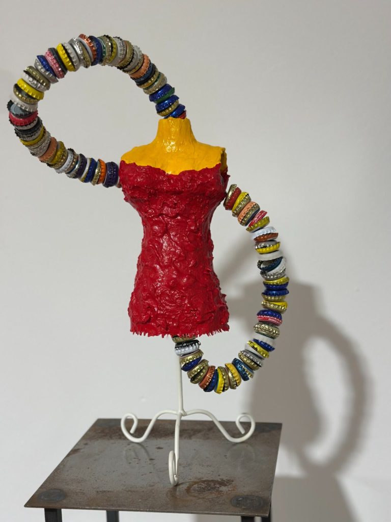 Haute Couture. Mixed Materials. 25 cm hoch.