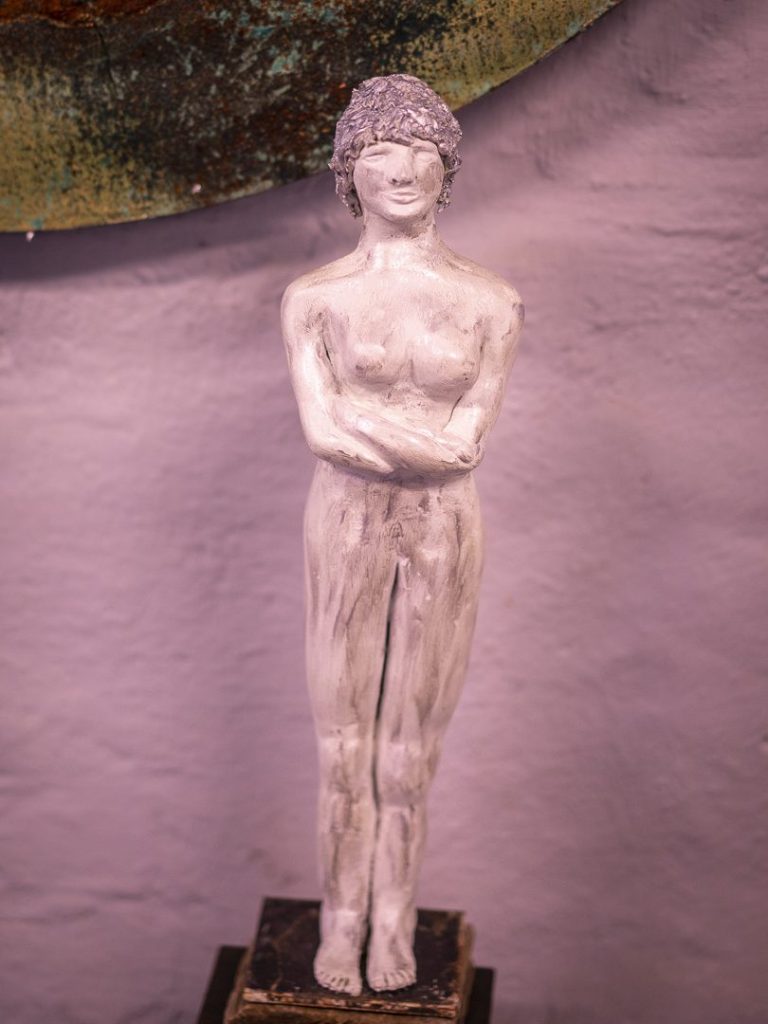 As If. Ton. 25 cm hoch.