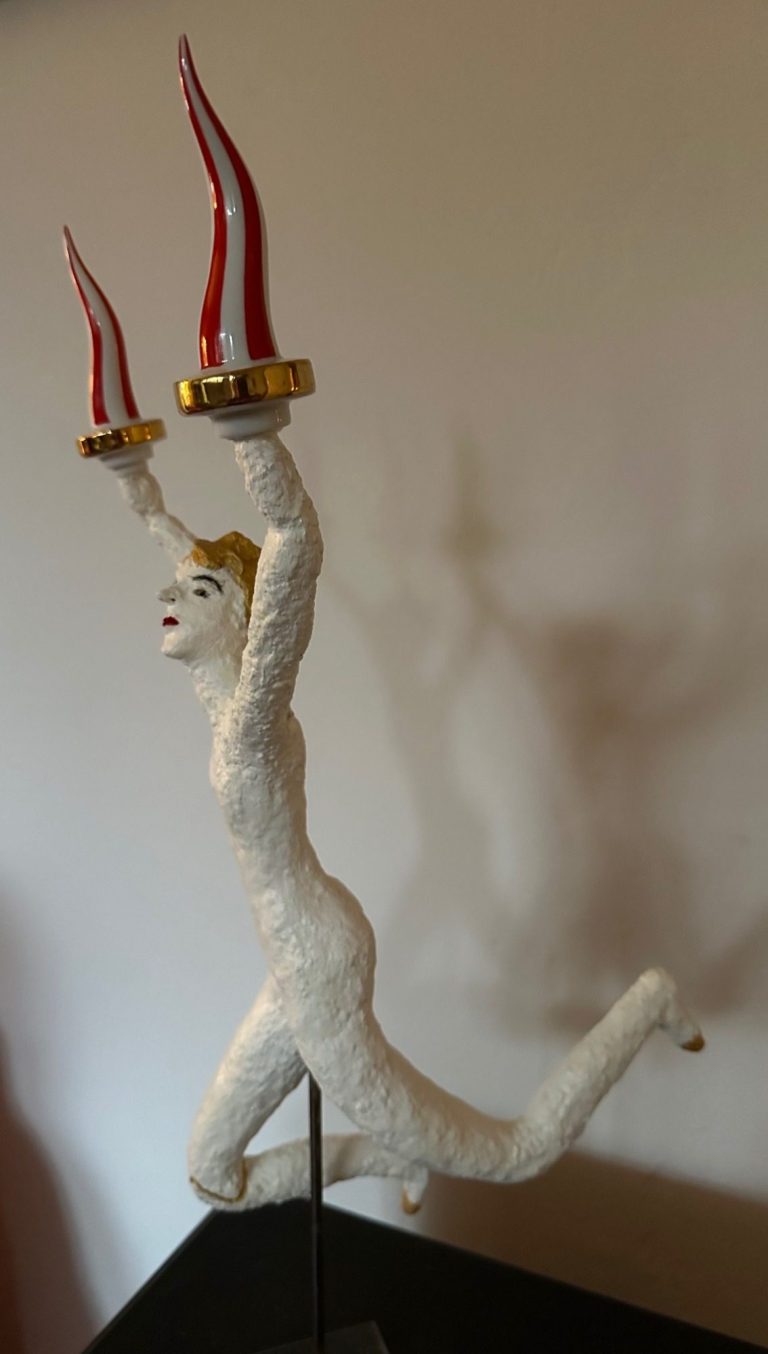 Hoffnungsträger. Ton, Flohmarktfundstücke. 30 cm hoch.