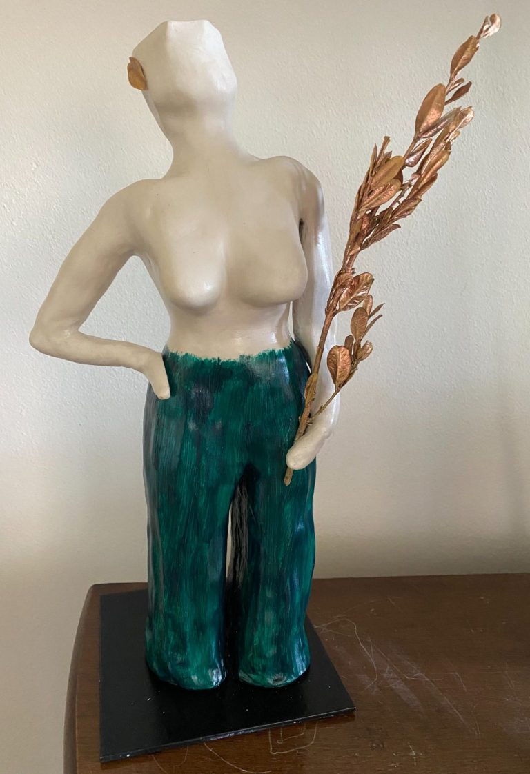 Mrs. Liberty. Ton, Acryl, Italienischer Eukalyptuszweig. 20 cm hoch.