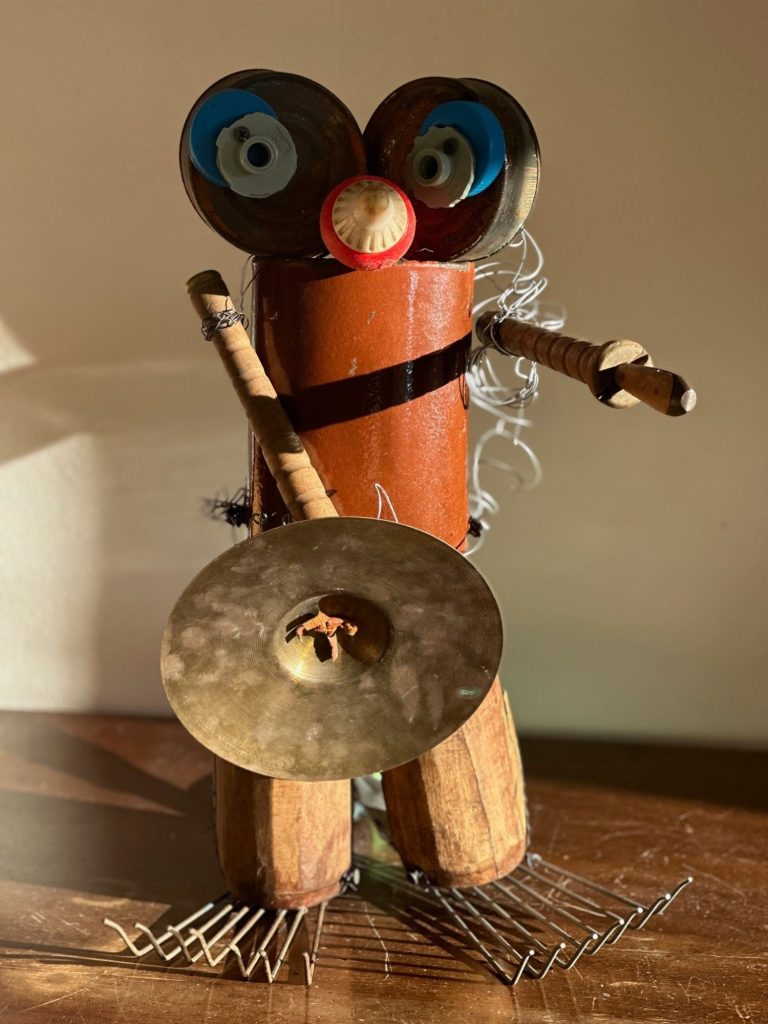 Mo. Mixed Materials. 40 cm hoch.