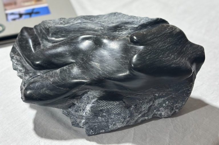 Liegende. Indischer Speckstein. 25 x 15 cm.